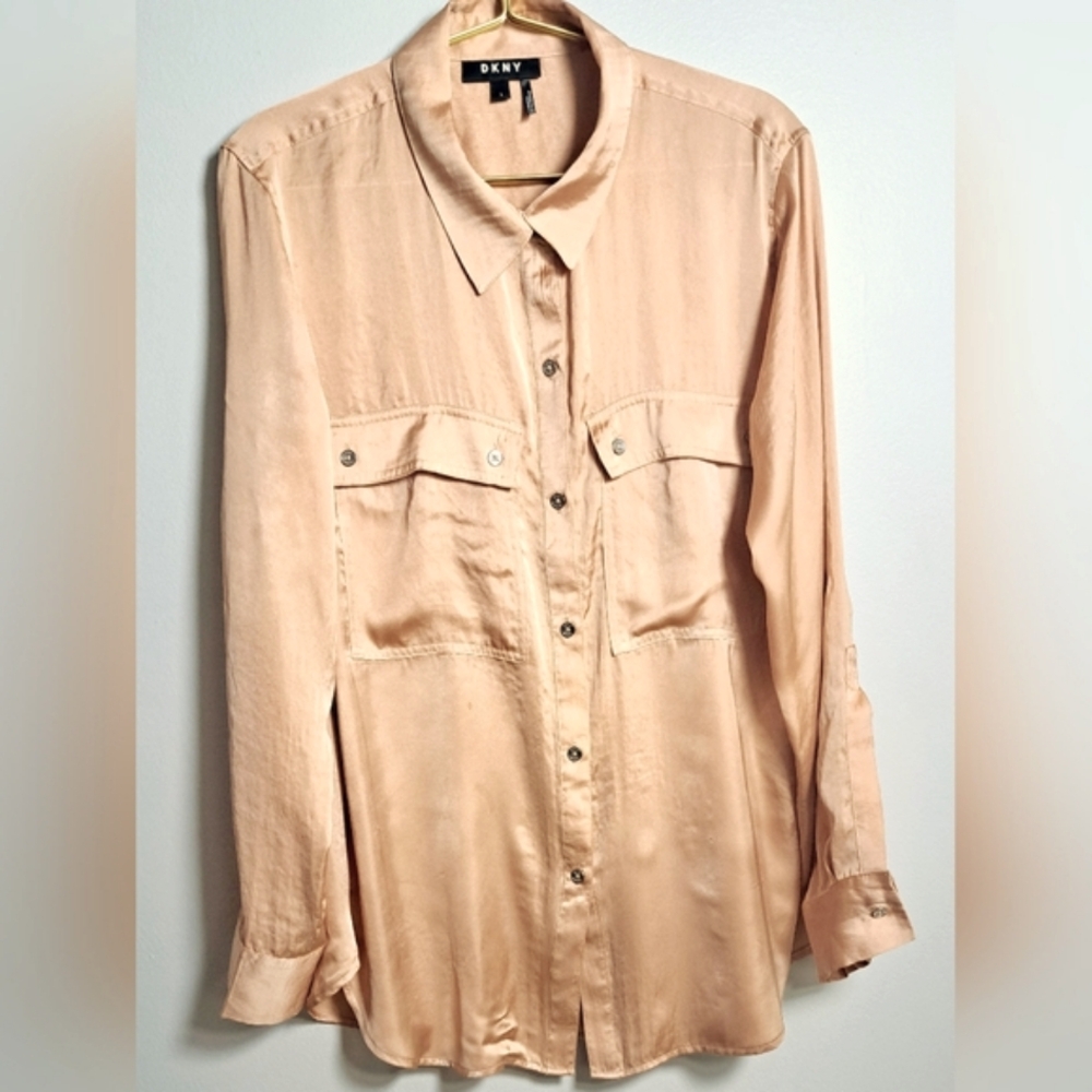 DKNY LONG SLEEVES TWO FRONT PATCH POCKETS, SIZE L BLOUSE, COLOR SALMON.